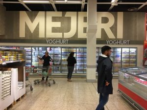 スーパーのヨーグルトコーナーだけでこの大きさ